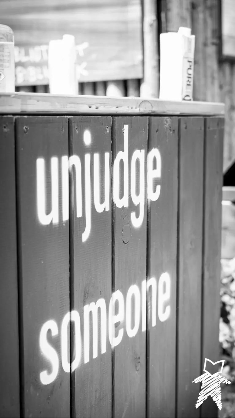 Ein Stand mit der Aufschrift "unjuge someone"